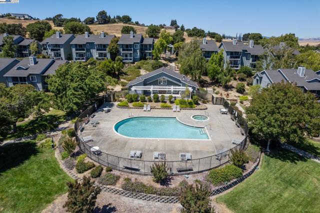 7710 Canyon Meadow Cir, Pleasanton CA: https://media.crmls.org/mediaz/899a6f2a-ff83-4e47-b7eb-b04dd28c6297.jpg