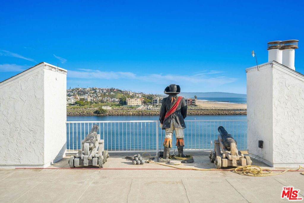 https://media.crmls.org/mediaz/899abaef-8e7e-4a06-9c97-ede2638579fa.jpg?preset=X-Large