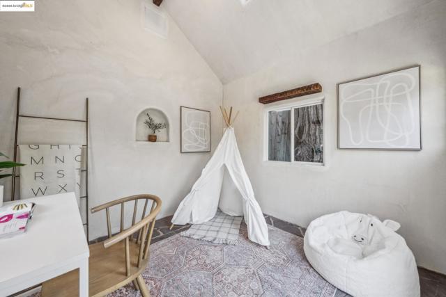 2705 Mathews St, Berkeley CA: https://media.crmls.org/mediaz/899afa46-c609-4429-91f1-54426967c9ef.jpg