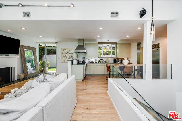 1331 CORDELL Place, Los Angeles CA: https://media.crmls.org/mediaz/899c8e15-ddb8-456e-ae9f-119ae018fb11.jpg
