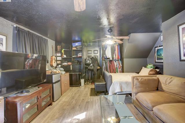 1725 96Th Ave, Oakland CA: https://media.crmls.org/mediaz/899d5727-0ebf-4f43-93c3-4b09b4900651.jpg