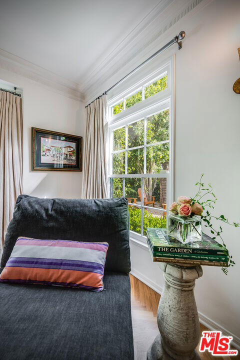13109 Valley Vista Boulevard, Studio City CA: https://media.crmls.org/mediaz/899eaebf-6f1f-4c7f-9c0a-bbcf73703661.jpg