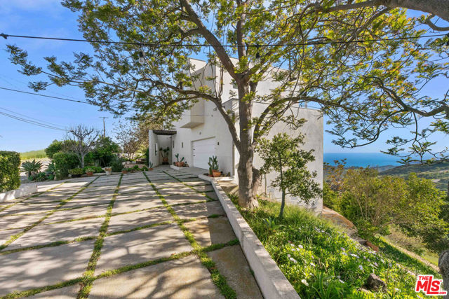 2727 Corral Canyon Road, Malibu CA: https://media.crmls.org/mediaz/899eff5c-de12-4248-8a22-8590e922f028.jpg