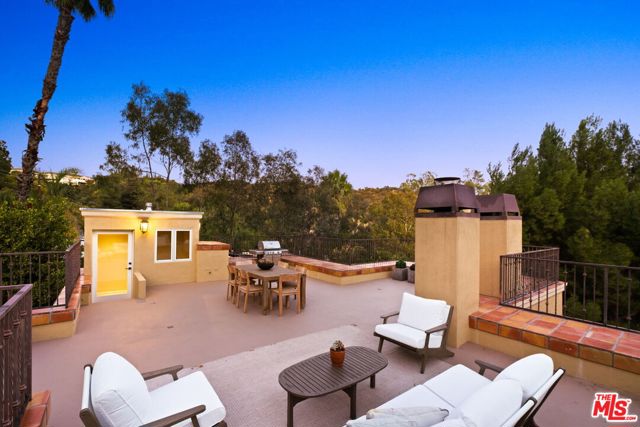 2505 Bowmont Drive, Beverly Hills CA: https://media.crmls.org/mediaz/899f1cb0-cd06-479f-96a1-312f39987c2b.jpg