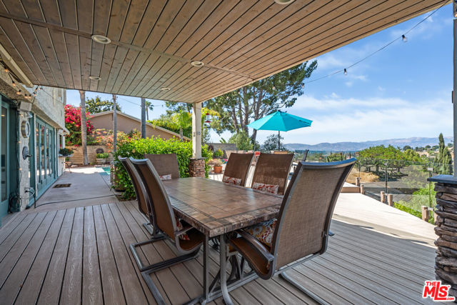 21727 Ulmus Drive, Woodland Hills CA: https://media.crmls.org/mediaz/899f4520-12ee-4e21-9c50-7517c6ef8d37.jpg