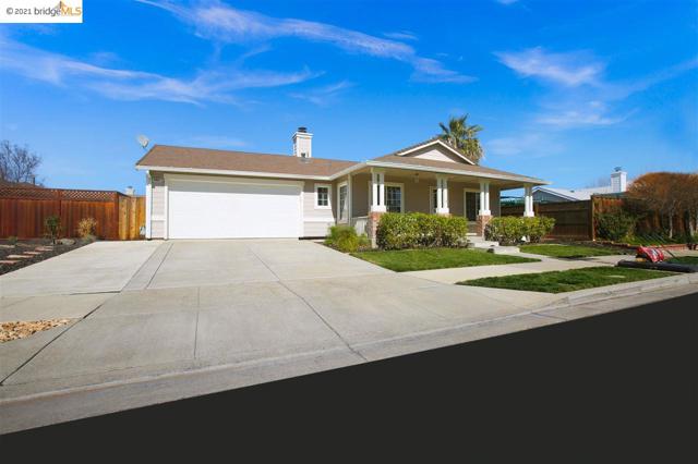 4681 Roosevelt Dr Brentwood, California Adorable & rare single story opportunity! Ideal location minutes to park, downtown, shopping and schools! Ideal open floor plan with sharp laminate wood floors. Living room adjoins formal dining area. Open kitchen with granite counters, center island, and eating nook adjoins family room with fireplace. Guest bathroom with tile floors. Large master suite with walk-in closet and bathroom with custom tile fllors, dual sinks, granite counters and an oversized custom tile shower with glass enclosure. Spacious rear patio and lawn area.