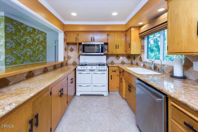 1372 Inverness Drive, Pasadena CA: https://media.crmls.org/mediaz/89a1f998-a8f4-4935-bb36-b233f0290384.jpg