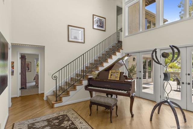 7207 Fairway Rd, La Jolla CA: https://media.crmls.org/mediaz/89a3ad89-e1ae-4c2e-bce6-54025df908c9.jpg