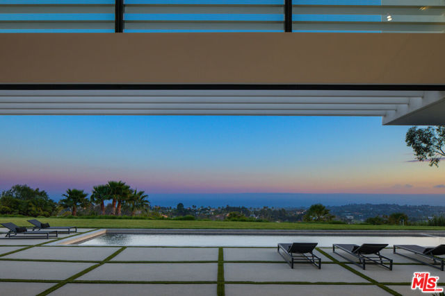5601 Kanan Dume Road, Malibu CA: https://media.crmls.org/mediaz/89a3e479-949f-46db-b87d-8fefb61a889e.jpg