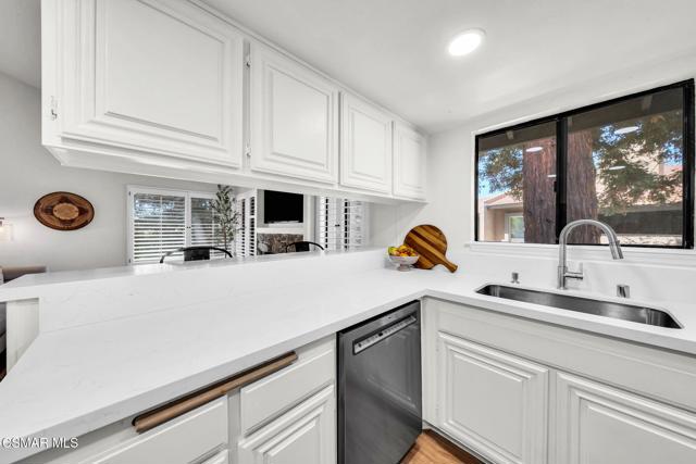 769 Birchpark Circle, Thousand Oaks CA: https://media.crmls.org/mediaz/89a4d043-9c2f-42c5-aa46-566616e7e360.jpg