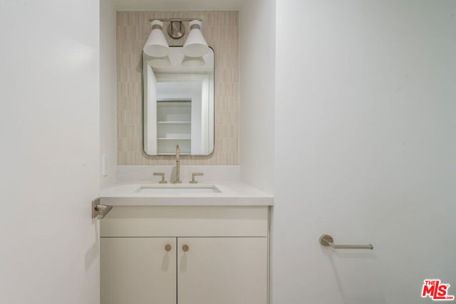 406 N Oakhurst Drive, Beverly Hills CA: https://media.crmls.org/mediaz/89a5b234-b8a5-401a-aa91-9775fbd0b28c.jpg