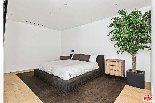 1346 Abbot Kinney Boulevard, Venice CA: https://media.crmls.org/mediaz/89a60446-431c-4da7-8efb-350cab245c7b.jpg