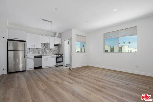 1183 CRENSHAW Boulevard, Los Angeles CA: https://media.crmls.org/mediaz/89a63e98-8f67-4e43-95d4-cf7cd6db4f58.jpg