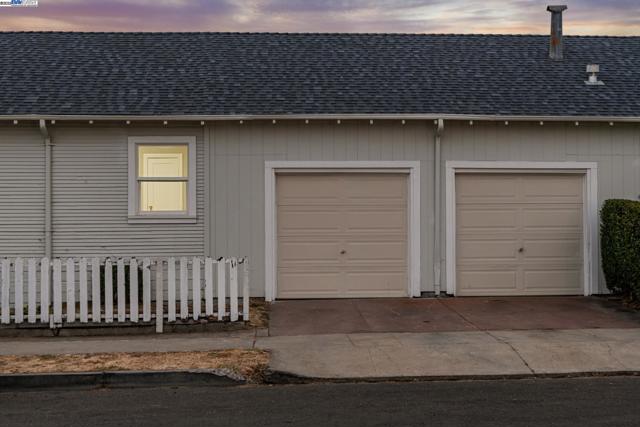 290 2Nd Ave, San Leandro CA: https://media.crmls.org/mediaz/89a64b17-7089-49d6-9fd8-3f269751610c.jpg