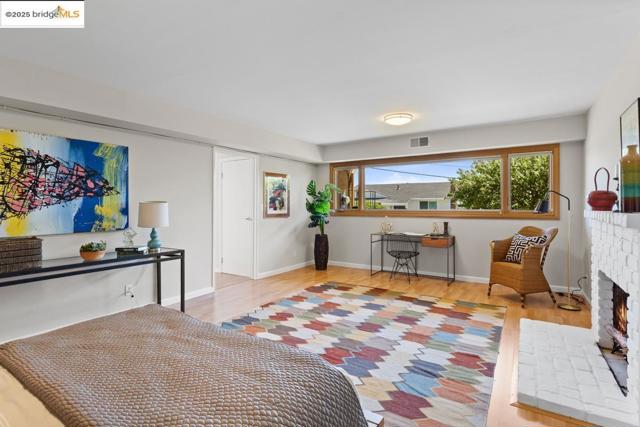 11718 Cranford Way, Oakland CA: https://media.crmls.org/mediaz/89a75200-68a9-432f-a629-cc8f93abd4b2.jpg