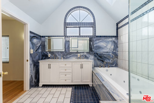 955 S Highland Avenue, Los Angeles CA: https://media.crmls.org/mediaz/89a76b0f-fc0b-4847-afee-49054bfe0691.jpg