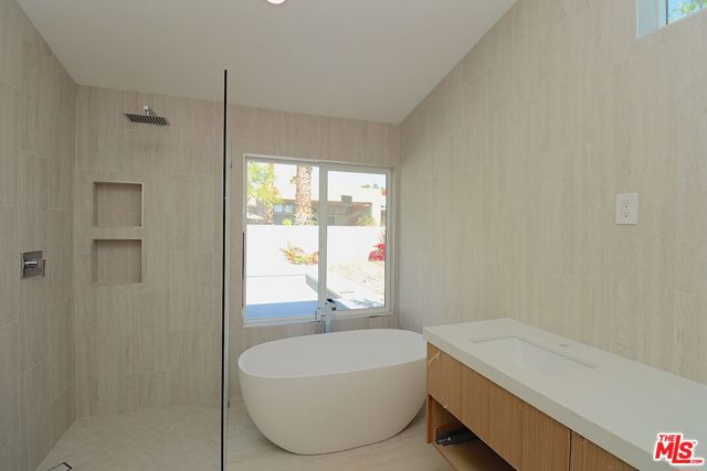 Image 27 of 44 For 70725 Ironwood Drive