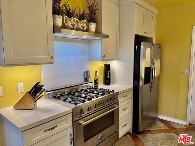 219 Winchester Avenue, Glendale CA: https://media.crmls.org/mediaz/89a7eed9-8433-42fe-bf3a-8317fd4655c3.jpg