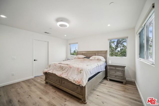 11821 W Holly Way, Valley Village CA: https://media.crmls.org/mediaz/89a8d34f-20e8-44f5-bc33-3fb378850610.jpg