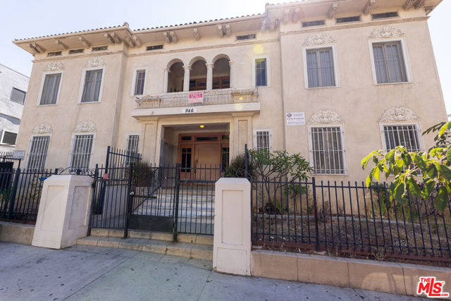 946 S Burlington Avenue, Los Angeles CA: https://media.crmls.org/mediaz/89a9a7e1-e524-42cf-af39-19e32c06c918.jpg