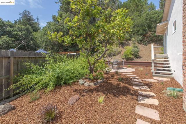 21 Maggiora Ct, Oakland CA: https://media.crmls.org/mediaz/89aaa6c9-14e1-4d10-ba4d-aacd05231691.jpg