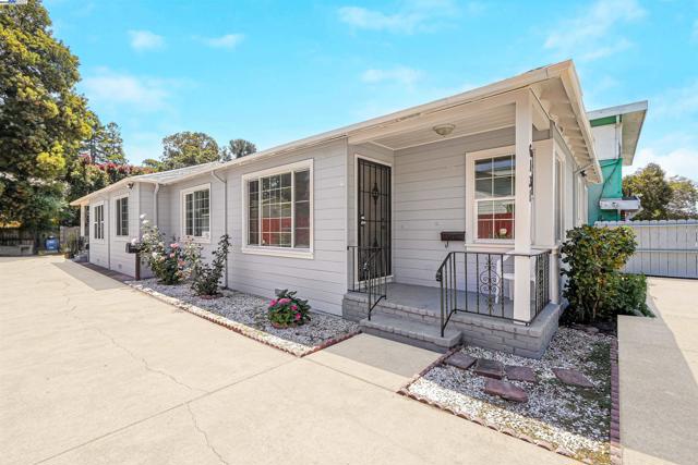 6133 Seminary Ave, Oakland CA: https://media.crmls.org/mediaz/89aaac60-e241-4595-8a48-db719f470524.jpg