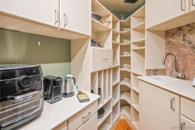 700 Front St, San Diego CA: https://media.crmls.org/mediaz/89aad40d-db1f-4e1b-82b6-1f95836b4206.jpg