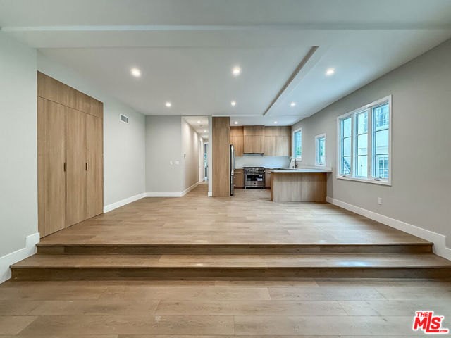 150 N Arnaz Drive, Beverly Hills CA: https://media.crmls.org/mediaz/89ab6118-6d12-480c-ad6a-3db866f4badd.jpg