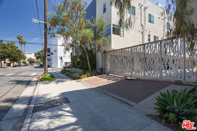 6067 W Studio Court, Los Angeles CA: https://media.crmls.org/mediaz/89abb4eb-a2aa-4a01-bbf3-62901aa7cc6c.jpg