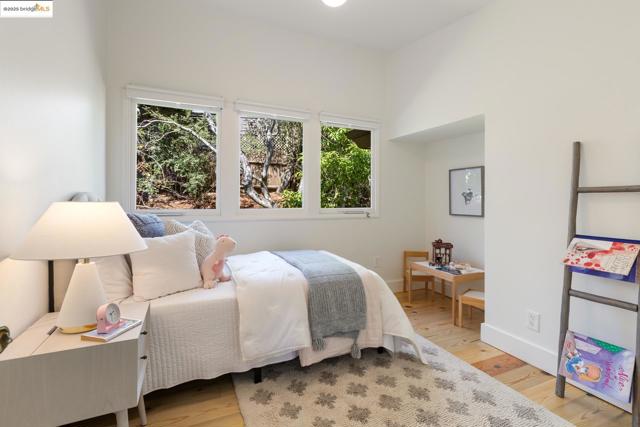 605 Plateau Dr, Kensington CA: https://media.crmls.org/mediaz/89ac5a55-c173-4913-8862-5e4fb0833a43.jpg