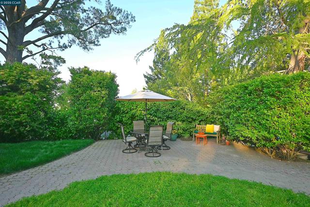 911 Sousa Drive, Walnut Creek CA: https://media.crmls.org/mediaz/89ac986d-8e74-4b19-8a79-b48828833bda.jpg