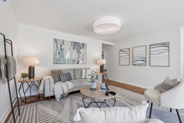 3296 Walnut Ln, Lafayette CA: https://media.crmls.org/mediaz/89acfb10-ad50-4758-a2c2-02148786368b.jpg