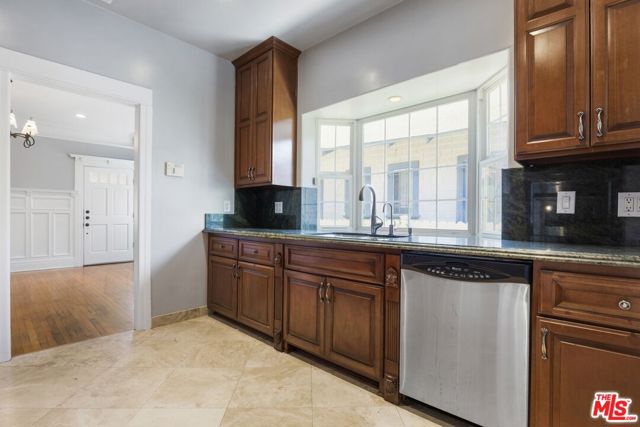 2230 W 30th Street, Los Angeles CA: https://media.crmls.org/mediaz/89adaede-6ecf-477a-b068-e6e594f8526a.jpg