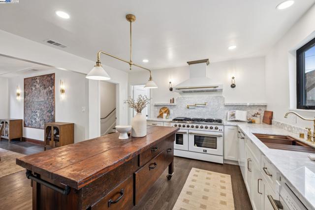 1728 Cambridge Dr, Alameda CA: https://media.crmls.org/mediaz/89ae23cb-e61b-4480-b67b-0a8e22f1c75f.jpg