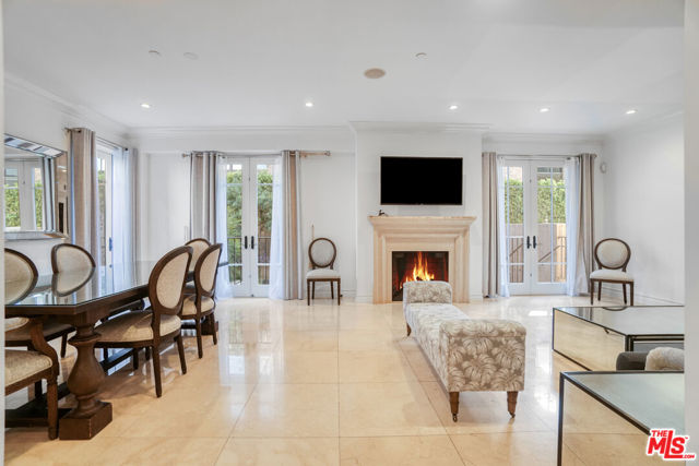 208 S Lasky Drive, Beverly Hills CA: https://media.crmls.org/mediaz/89ae82ef-650b-4b06-b07f-cfe9e6645693.jpg