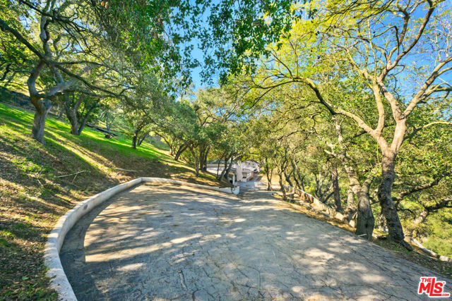 13511 Mulholland Drive,  CA: https://media.crmls.org/mediaz/89af5f6e-ca0b-41bd-a953-981d8e75cafb.jpg