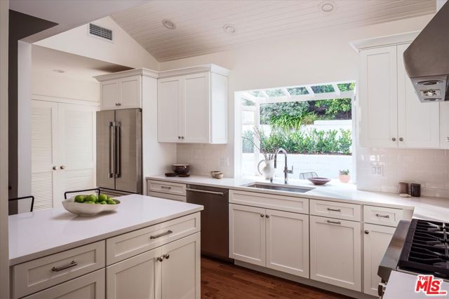 5657 Valley Oak Drive, Los Angeles CA: https://media.crmls.org/mediaz/89af98de-0b48-4ce9-8568-f882cd80fc62.jpg