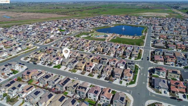 298 McClelland Way, Oakley CA: https://media.crmls.org/mediaz/89b01f73-e265-4539-97bb-c1a1c7adc527.jpg
