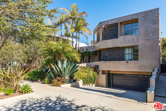 739 20th Street, Santa Monica CA: https://media.crmls.org/mediaz/89b08c9d-bfe1-40e0-a84a-dbd348615b5a.jpg