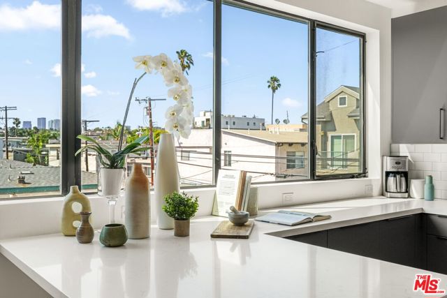 3724 1/2 Vinton Avenue, Los Angeles CA: https://media.crmls.org/mediaz/89b1a4e0-bf89-480b-8b92-0ddeb489f1c5.jpg
