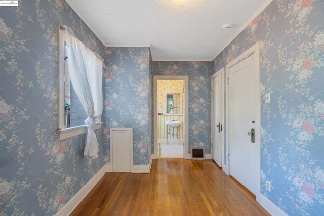1136 S Ridgeley, Los Angeles CA: https://media.crmls.org/mediaz/89b1afdd-3ac4-456a-9a17-23fe6a27a439.jpg