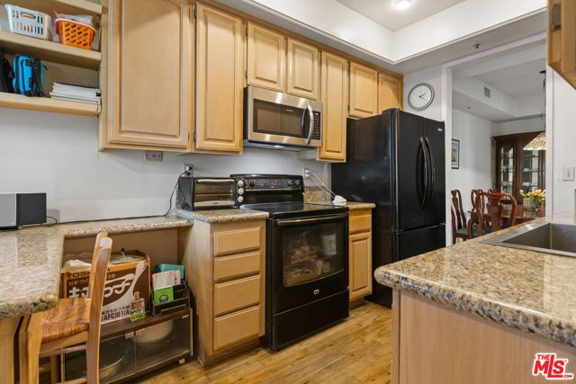 2102 Century Park Lane, Los Angeles CA: https://media.crmls.org/mediaz/89b1f54d-a2b1-4455-962d-38f553d07ef4.jpg