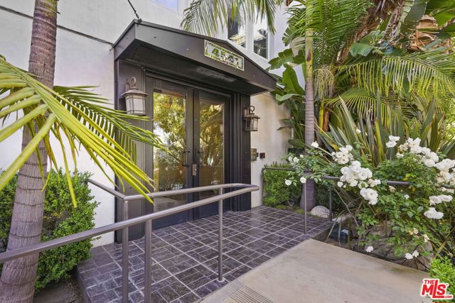 4541 Colfax Avenue, Studio City CA: https://media.crmls.org/mediaz/89b3afc7-2ea4-4b82-813f-37e86fd49ebe.jpg