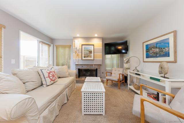 8132 Camino Del Sol, La Jolla CA: https://media.crmls.org/mediaz/89b4d994-e8ff-481f-8136-9dcf775d2997.jpg