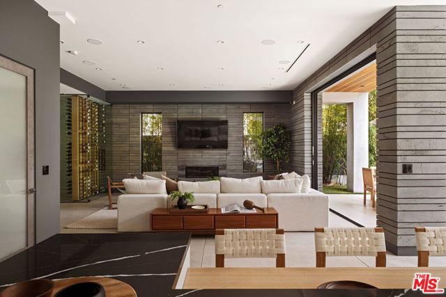 816 N Stanley Avenue, Los Angeles CA: https://media.crmls.org/mediaz/89b6d87c-c0d6-47d5-83d8-039d516f0808.jpg