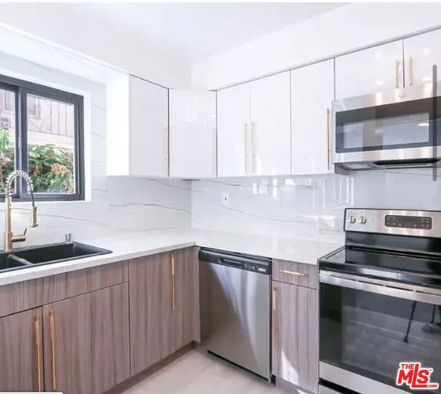 1609 Veteran Avenue, Los Angeles CA: https://media.crmls.org/mediaz/89b79170-fc24-425a-b0c5-1750fa24e778.jpg