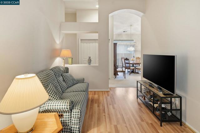 443 Mandarin Cir, Vacaville CA: https://media.crmls.org/mediaz/89b848f2-c9b3-4cc6-ad75-7d7b7c909522.jpg