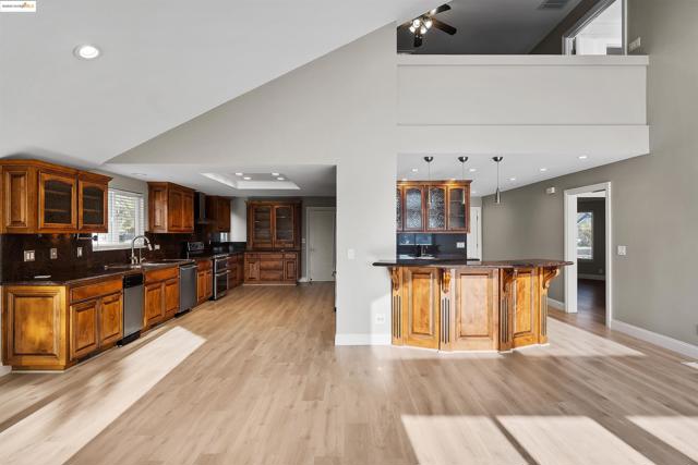 4730 Spinnaker Way, Discovery Bay CA: https://media.crmls.org/mediaz/89b94ec5-3939-48ae-8cf8-6dc50c086970.jpg