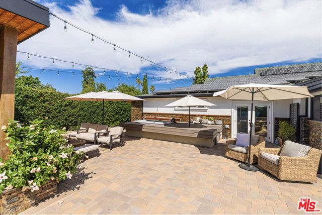 22450 Hatteras Street, Woodland Hills CA: https://media.crmls.org/mediaz/89b96939-78fa-44ab-91d5-f029c066fe50.jpg