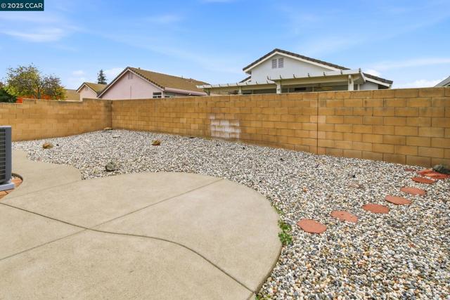 443 Mandarin Cir, Vacaville CA: https://media.crmls.org/mediaz/89ba7c12-9e5c-4624-8928-0129dd063cd4.jpg